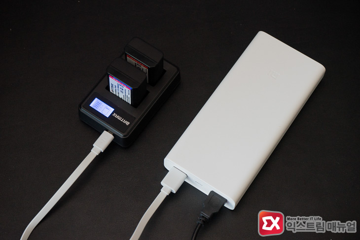 BATMAX FW50 USB 듀얼 충전기 보조 배터리로 충전하기